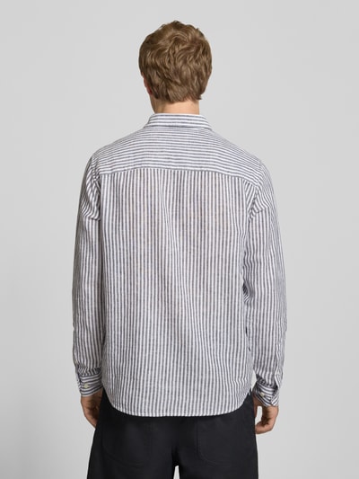 Männermodel trägt Regular Fit Freizeithemd aus Leinen-Baumwoll-Mix Modell 'CAIDEN' von Only & Sons, Allover-Muster, Ganzkörperansicht Rückansicht.