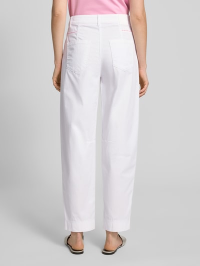 Frauenmodel trägt Straight Leg Jeans mit Eingrifftaschen von Marc Cain, mieszanka bawełny, prosty krój, wpuszczane kieszenie, długość wewnętrzna nogawki 72 cm, szerokość w rozmiarze 36: 39 cm, widok całej sylwetki z tyłu