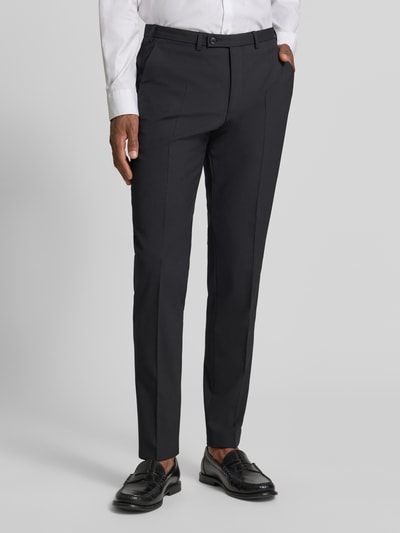 Männermodel trägt Anzughose mit Bügelfalten Modell 'Apollo' von DIGEL, Slim-Fit, Material-Mix mit Schurwoll-Anteil, Nahaufnahme Unterkörper.