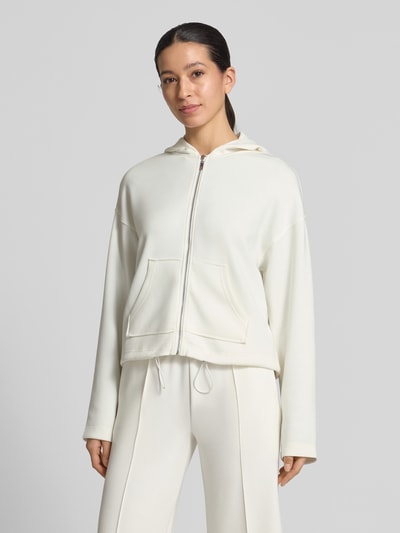 Kobieta prezentuje Regular Fit Sweatjacke mit Kapuze Modell 'Marcella' od Christian Berg Woman, elastyczna mieszanka materiałów z domieszką modalu, kaptur, kieszeń kangurka, pas z tunelem, widok całej sylwetki z przodu