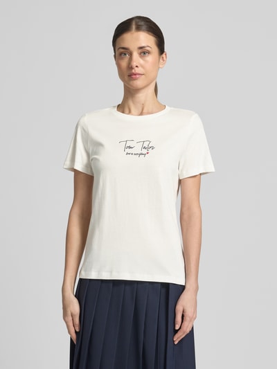 Vrouwenmodel draagt Regular Fit T-Shirt aus Bio-Baumwoll-Mix van Tom Tailor, effen, regular fit, labelopdruk, ronde hals, korte mouw, bio-katoenmix, frontale volledige lichaamsweergave.