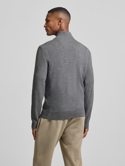 Męski model nosi Regular Fit Troyer aus Schurwoll-Kaschmir-Mix Model 'HEMARLO' od BOSS, efekt: jednolity kolor, drobny splot, kołnierz zapinany, naszywka z logo, krój regular fit, mieszanka żywej wełny i kaszmiru, długie rękawy, zakończenia prążkowane. Ganzkörperansicht Rückansicht.