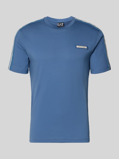 Produktfoto, T-Shirt mit Label-Patch und Rundhalsausschnitt von EA7 Emporio Armani in Blau, körpernaher Schnitt, reine Baumwolle, glatte Textur