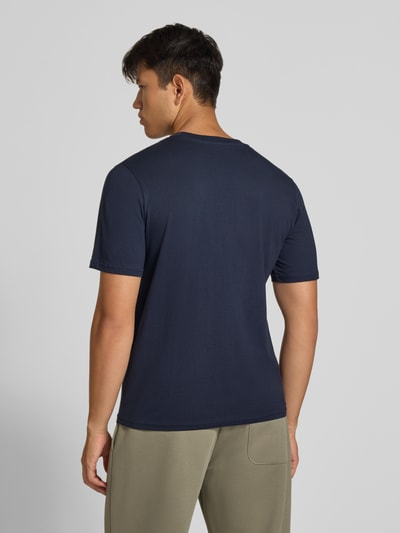 Männermodel trägt Regular Fit T-Shirt aus reiner Baumwolle mit Label-Detail von JACK & JONES, schlichte Struktur, Ganzkörperansicht Rückansicht. Rückenlänge bei Größe M: 67 cm, Rundhalsausschnitt.