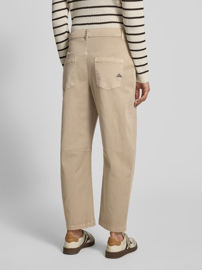 Frauenmodel trägt Barrel Fit Hose mit Eingrifftaschen von Buena Vista in Beige, Baumwoll-Mix mit Viskose-Anteil, Ganzkörperansicht Rückansicht.