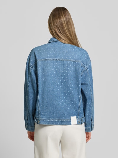 Frauenmodel trägt Regular Fit Jeansjacke mit Logo-Patch Modell 'ARCATA' von Mustang im Baumwoll-Mix mit Umlegekragen, Rückansicht.