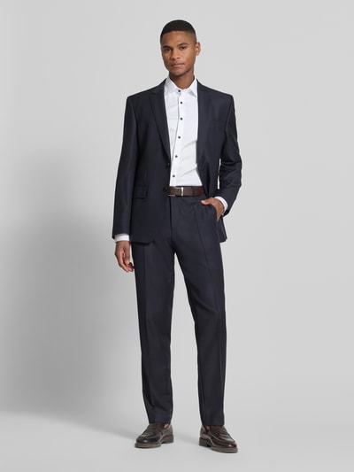 Męski model nosi Slim Fit Freizeithemd mit Kentkragen od OLYMP Level Five, elastyczna mieszanka bawełny, krój slim fit, kent kołnierzyk, długi rękaw, pełna lista guzików, sportowe mankiety, długość pleców w rozmiarze 40: 80 cm, szerokość ramion w rozmiarze 40: 44 cm, długość rękawa w rozmiarze 40: 68 cm, kolory: biały i granatowy, gładka tekstura, całkowity widok z przodu.