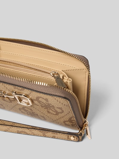 Productfoto, Portemonnaie met label-detail model 'JANIE' van Guess, bruin-beige met gouden ritssluiting, vakken en polsriem, context damesportemonnee met hoofdvak, diverse insteekvakken, muntvak met ritssluiting.