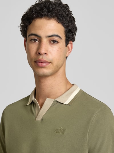 Männermodel trägt Regular Fit Poloshirt mit Label-Stitching Modell 'EVO' von Blend aus reiner Baumwolle, Nahaufnahme Oberkörper.