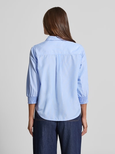 Vrouwenmodel draagt Regular fit blouse met 3/4-mouw model 'EVALINA' van FREE/QUENT, blauw-wit gestreept, materiaal-mix met katoen, ruglengte 63 cm, mouwlengte 47 cm, stitching, achterkant volledig zichtbaar, full body achteraanzicht.