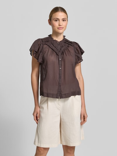 Frauenmodel trägt Regular Fit Bluse mit Rüschenbesatz Modell 'Vinsa' von Neo Noir aus reiner Baumwolle in Braun, Kurzärmelig, Ganzkörperansicht von vorne.