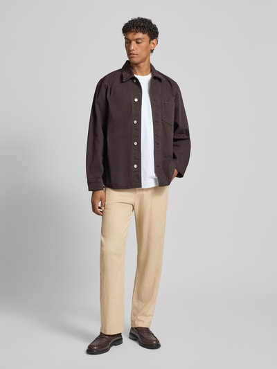 Mannenmodel draagt Loose Fit Leinenhose mit Tunnelzug Modell 'BRODY' van Selected Homme, look: effen, pasvorm: loose fit, mix van biologisch katoen en linnen, zijsteekzakken, achterzakken met knoop, gevlamd garen, knoop- en ritssluiting, riemlussen, volledig lichaam van voren.
