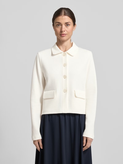 Frauenmodel trägt Regular Fit Blazer mit Strukturmuster und Pattentaschen von Betty Barclay in Offwhite, Umlegekragen, Knopfleiste, Ganzkörperansicht von vorne, Rückenlänge bei Größe 36: 55 cm, Brustweite 49 cm, Ärmellänge 65 cm.