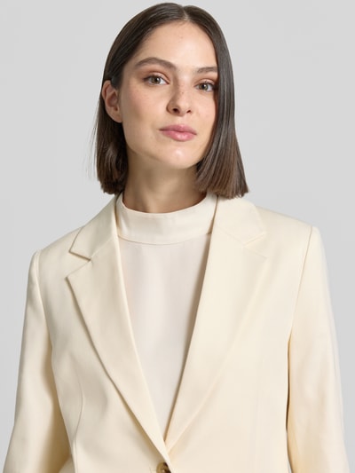 Frauenmodel trägt Damen Blazer mit Pattentaschen Modell 'Nulani' von Someday, Material-Mix, cremefarben, Nahaufnahme Oberkörper.