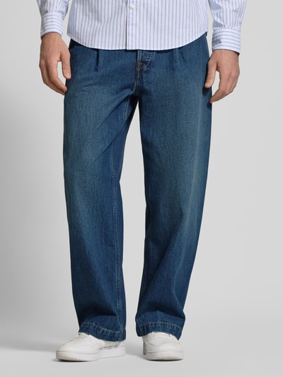 Männermodel trägt Barrel Fit Jeans mit Eingrifftaschen Modell 'BARREL BENSON' von Calvin Klein Jeans, Reine Baumwolle, Ganzkörperansicht von vorne.