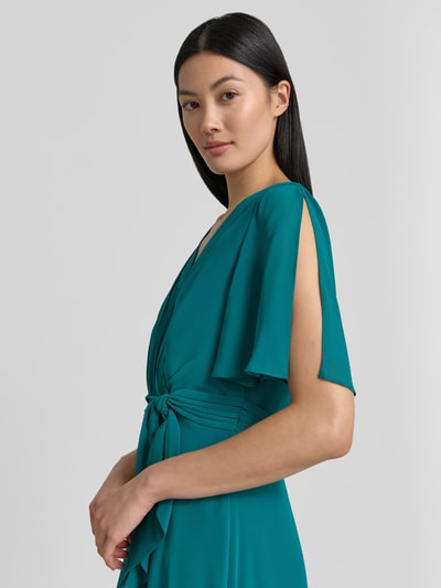 Kobiece modelka nosi Cocktailkleid in Wickel-Optik von Christian Berg Cocktail, turkusowy szyfon, pasek, talia, środkowy połysk, zbliżenie na górną część ciała