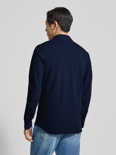 Männermodel trägt Slim Fit Freizeithemd aus reiner Baumwolle von Lacoste in Optik: Unifarben, Materialverarbeitung: Piqué, Ganzkörperansicht Rückansicht.