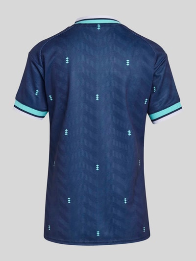 Männermodel trägt Regular Fit T-Shirt mit DFB-Logo Modell 'DFB A JSY W' von adidas Sportswear, wielokolorowa optyka, krój regular fit, label stitching, logo DFB, dekolt w serek, krótki rękaw, materiał sweat, ganzkörperansicht rückansicht.