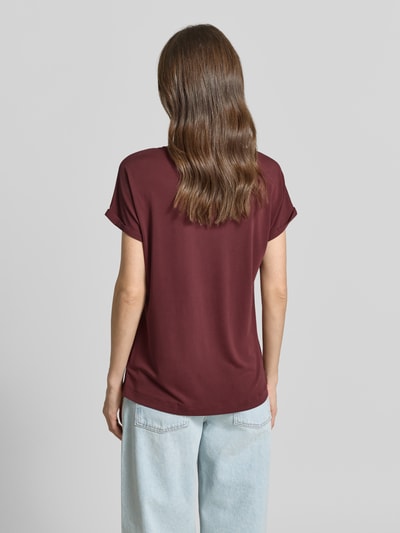 Vrouwenmodel draagt Regular Fit T-Shirt mit Rundhalsausschnitt van Christian Berg Woman in bordeaux, modal-mix, vaste mouwomslag, ruglengte 64 cm, regular fit, volledig zicht van achteren.
