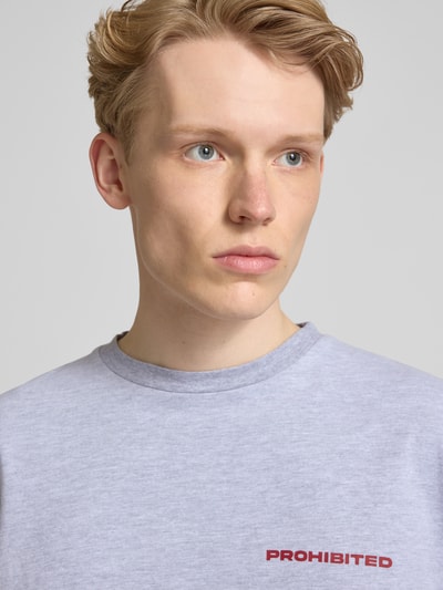 PROHIBITED Relaxed Fit T-Shirt mit überschnittenen Schultern Hellgrau Melange 3