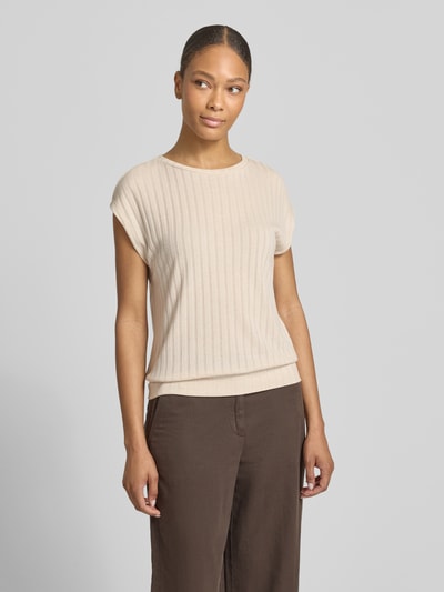 Frauenmodel trägt Damen T-Shirt aus Viskose-Mix mit Strukturmuster Modell 'Sapino' von OPUS in Beige, Regular-Fit, Rundhalsausschnitt, Ganzkörperansicht von vorne.