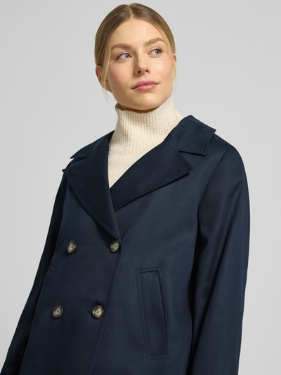 Frauenmodel trägt Jacke aus Lyocell-Mix von MORE & MORE in Dunkelblau, lockere Passform, Reverskragen, Nahaufnahme Oberkörper.