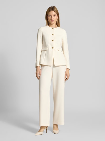 Vrouwenmodel draagt stoffen broek met achterzakken van Jake*s Collection, materiaalmix met viscose, recht model, Franse steekzakken, geheelaanzicht van voren