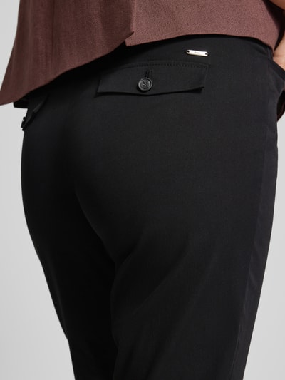 Frauenmodel trägt Regular Fit Hose aus Baumwoll-Mix Modell 'MARA S' von Brax, Optik: Unifarben, Detailaufnahme Rückansicht.