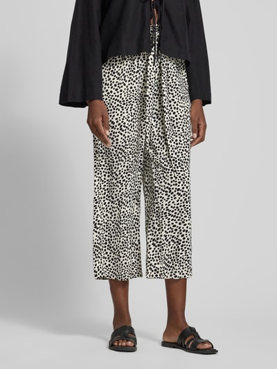 Frauenmodel trägt schwarz-weiß gemusterte Culotte mit Bindegürtel Modell 'JOSA' von Vila, loose Fit, elastischer Bund, Nahaufnahme Unterkörper.