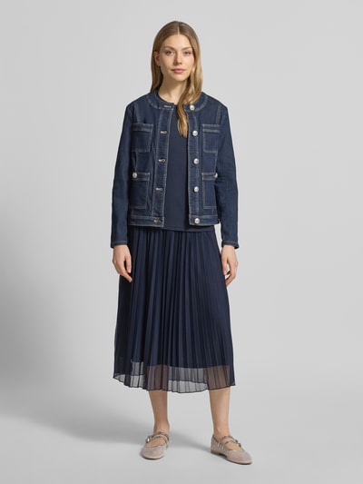 Frauenmodel trägt Regular Fit Jacke mit Lyocell-Anteil in Denim-Optik von Betty Barclay, Lyocell-Baumwolle-Mix, Rundhalsausschnitt, AufgesetzteTaschen, durchgehende Knopfleiste, dunkles Blau, feine Textur, Ganzkörperansicht von vorne.