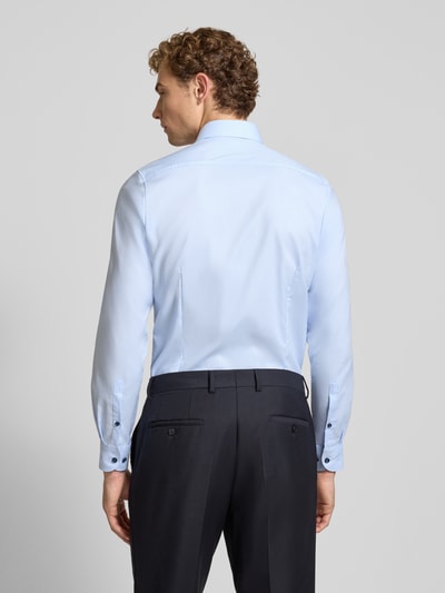 Männermodel trägt Body Fit Businesshemd aus Baumwoll-Mix von OLYMP in Hellblau, glatte Textur, Ganzkörperansicht Rückansicht, Herren Businesshemd von OLYMP Level 5