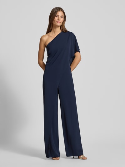 Vrouwenmodel draagt Jumpsuit met Cape model 'April' van Lauren Ralph Lauren in donkerblauw, rechte snit, one-shoulder, volledige lichaamsvoorzijde.