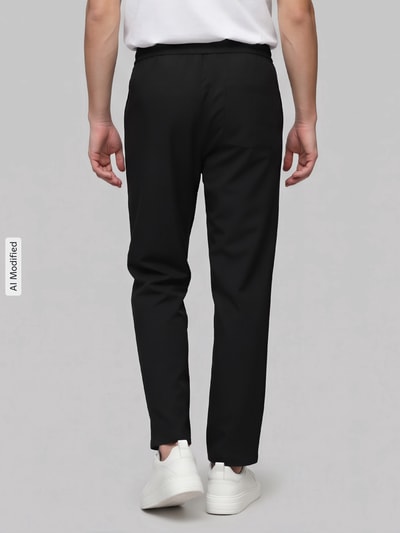 Männermodel trägt Weite Hose aus mit Bundfalten Modell 'WILL' von ONLY in Schwarz, glatte Textur, Herren Weite Hose von ONLY & SONS, Ganzkörperansicht Rückansicht, KI-modifiziertes Bild.