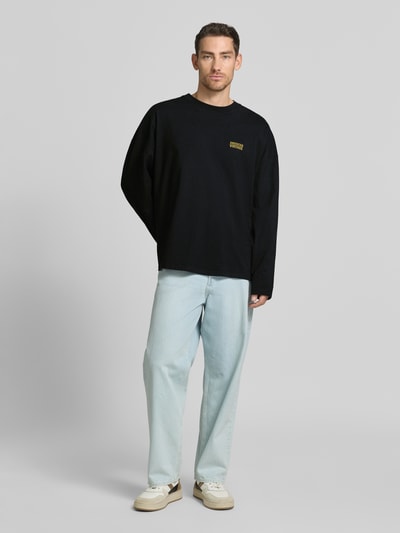 Männermodel trägt Longsleeve mit Logo-Print Modell 'GIXY' von American Vintage aus Reine Baumwolle, Loose-Fit, Rundhalsausschnitt, Ganzkörperansicht von vorne.