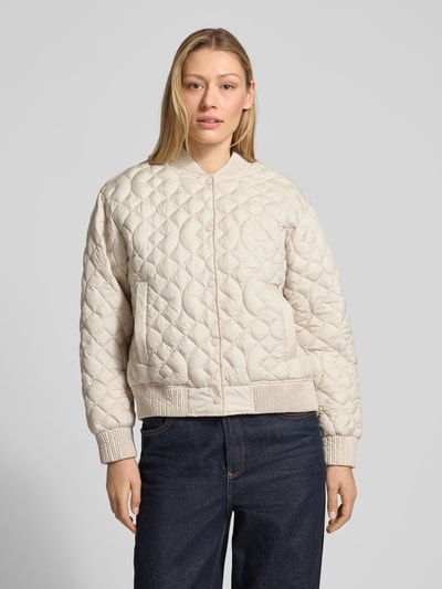 Kobieta nosi Jacke mit Stehkragen und Eingrifftaschen od Fuchs Schmitt, krój regular fit, pikowanie, stójka, listwa guzikowa, wpuszczane kieszenie, długość tyłu w rozmiarze 36: 58 cm, szerokość ramion w rozmiarze 36: 48 cm, szerokość klatki piersiowej w rozmiarze 36: 57 cm, długość rękawów w rozmiarze 36: 56 cm, jasny kolor, gładka tekstura, całkowity widok z przodu