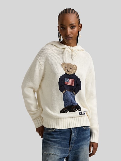 Frauenmodel trägt Comfort Fit Strick-Hoodie mit Polo-Bear-Intarsia von Polo Ralph Lauren, unifarben in Weiß, Strickstruktur, Ganzkörperansicht von vorne.
