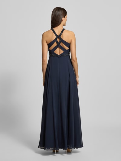 Frauenmodel trägt Regular Fit Abendkleid mit Rückenausschnitt von Jake*s Cocktail, dunkelblau, Ziersteinbesatz, Ganzkörperansicht Rückansicht.