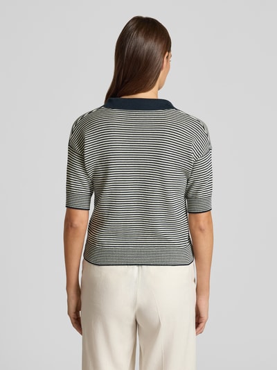 Vrouwenmodel draagt Regular Fit gebreid shirt uit zuivere katoen model 'ALBERO' van Weekend Max Mara, dames pullover, geheel van achteren