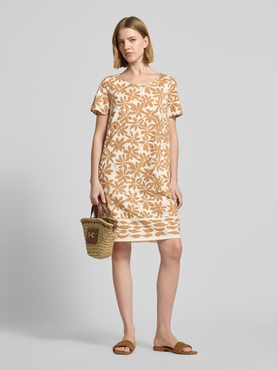 Frauenmodel trägt Relaxed Fit Kleid mit floralem Allover-Print von ROBE LÉGÈRE im beigebraunen Farbton, Baumwoll-Mix, Ganzkörperansicht von vorne. Rückenlänge 91 cm, Brustweite 47 cm, Ärmellänge 23 cm, Rundhalsausschnitt, Kurzärmelig.