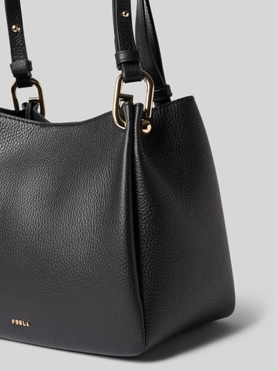 Productfoto, Handtasche aus echtem Leder mit Logo-Detail Modell 'Nuvola' van FURLA in zwart met goudkleurige details, structuurleer, Hoofdvak met magneetsluiting, verstelbare schouderband, logodetail, binnenvak met ritssluiting, breedte maat 1: 22 cm, lengte maat 1: 23 cm, diepte maat 1: 17 cm, schouderbandlengte maat 1: 78 cm.
