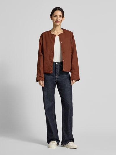 Frauenmodel trägt Jacke mit Rundhalsausschnitt Modell 'GABI' von ECOALF aus reiner Baumwolle in Braun, Regular Fit, Strukturgewebe, Ganzkörperansicht von vorne.