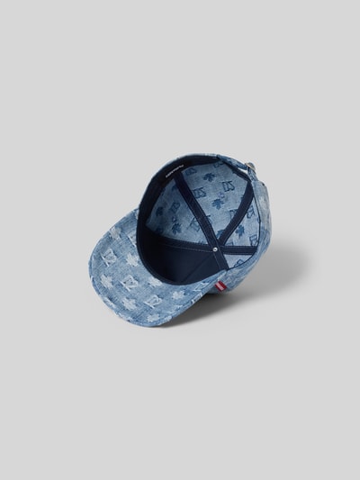 Produktfoto, Base Cap in Denim-Optik von Dsquared2 aus reiner Baumwolle mit Allover-Logo-Details, Curved Visor und Strapback auf grauem Hintergrund