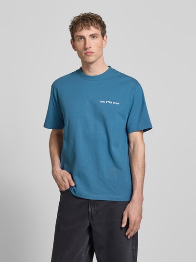 Männermodel trägt Relaxed Fit T-Shirt aus reiner Baumwolle von Marc O'Polo Denim in Blau, Label-Print, Rundhals, Kurzarm, Ganzkörperansicht von vorne.