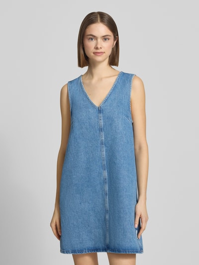 Frauenmodel trägt Fließendes Jeanskleid aus Baumwoll-Mix von Marc O'Polo Denim in Mini-Länge mit V-Ausschnitt, Ganzkörperansicht von vorne