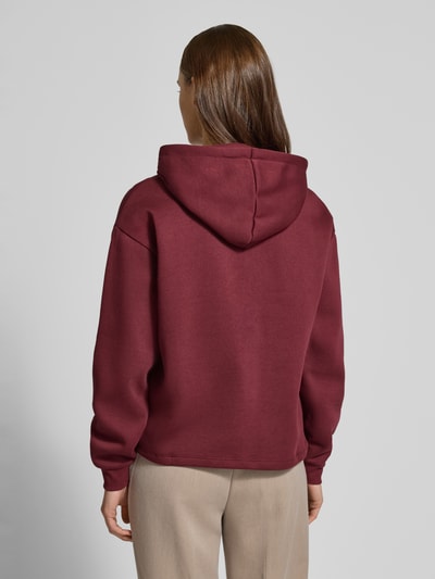 Frauenmodel trägt Regular Fit Hoodie aus Baumwoll-Mix Modell 'CHILLI' von Pieces, Optik: Unifarben, Ganzkörperansicht Rückansicht.
