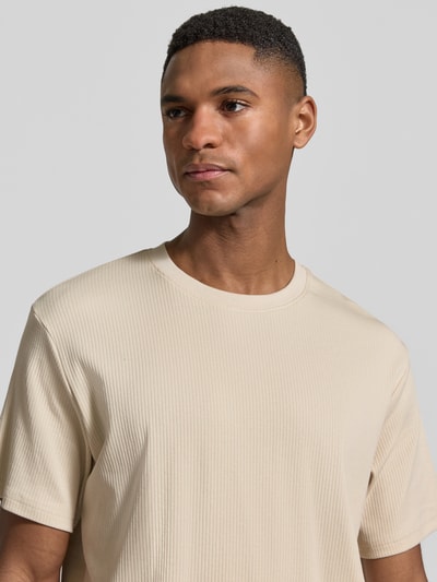 Männermodel trägt Regular Fit T-Shirt aus Baumwoll-Mix Modell 'SPENCER' von Selected Homme, Optik: Unifarben, gestreift strukturiert, Rundhals, Kurzarm, Feinripp, Nahaufnahme Oberkörper.