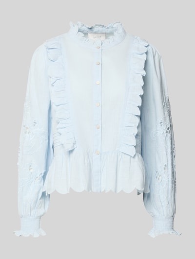 Produktfoto, hellblaue Regular Fit Bluse mit Rüschen Modell 'Petrine' von Neo Noir, reine Baumwolle, Struktur mit Stickerei, Stehkragen