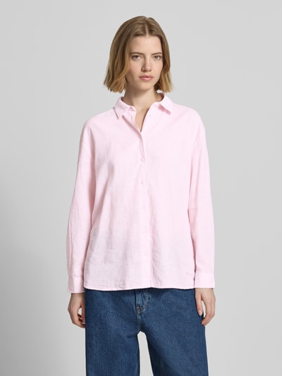 Frauenmodel trägt Relaxed Fit Hemdbluse aus Leinen-Baumwoll-Mix Modell 'BERNANY' von Pepe Jeans, Optik:Allover-Muster, gestreift, Ganzkörperansicht von vorne.