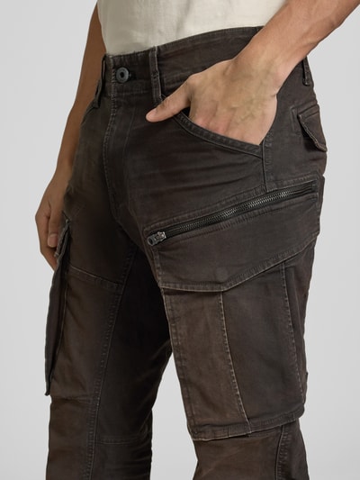 Männermodel trägt Regular Tapered Fit Hose mit Cargotaschen Modell 'Rovic' von G-Star Raw im Used-Look, Nahaufnahme Oberkörper, Baumwoll-Elasthan-Mix