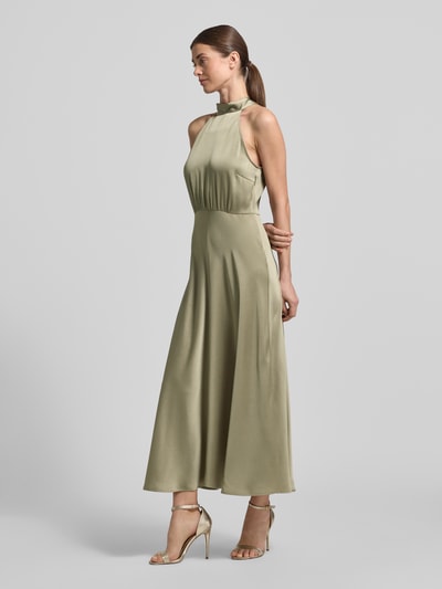 Kobieta modelka nosi Regular Fit Midikleid mit Stehkragen Modell 'Rheo' od Samsøe Samsøe, satyna, wzór strukturalny, taliowany, długość midi, beż, widok całej sylwetki z przodu.